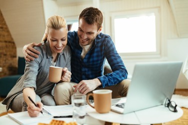 Gelukkig-koppel-samen-hypotheek-oversluiten-meer-voordeel-bij-hendriks-makelaardij.jpg